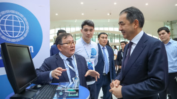 Фотография к новости: Сагинтаев вручил награду лучшей IT-компании в области цифровизации