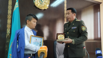 Фотография к новости: В Шымкенте 13-летний подросток вынес из горящего дома двух малышей