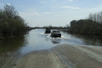 Фотография к новости: Отрезок дороги затопило в Акмолинской области