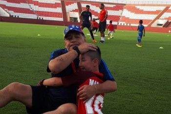 Фотография к новости: Легенда футбола Марадона встретился с казахстанским мальчиком без ног