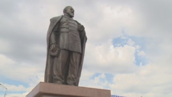 Фотография к новости: Восьмиметровый памятник Абаю Кунанбаеву установили в ВКО