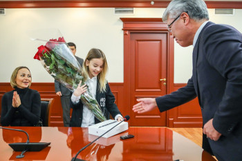 Фотография к новости: Мухамедиулы подарил Данэлии Тулешовой iPad