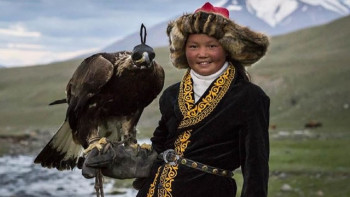 Фотография к новости: Всемирно известная девочка-беркутчи посетила турнир "Қаңсонар" в Бурабае