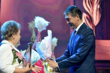 Фотография к новости: Ключи от квартир и миллионы врачам и медработникам вручил Исекешев 