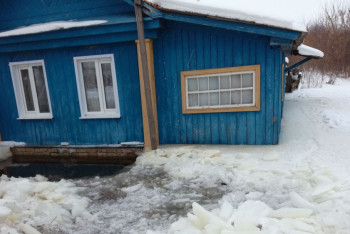 Фотография к новости: Полицейский вынес на спине пенсионерку и ее внучек из затопленного дома в ВКО