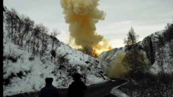 Фотография к новости: В Восточно-Казахстанской области перекрыли трассу из-за схода лавины 