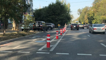 Фотография к новости: Специальные столбики появились на велополосах в Алматы