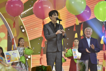 Фотография к новости: Димаш Кудайбергенов звёздам эстрады: Учитесь у детей, как петь вживую