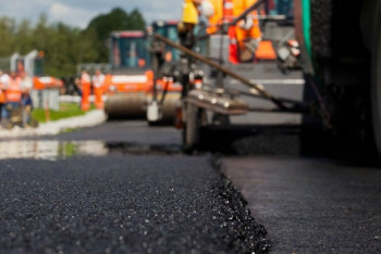 Фотография к новости: Не Скриптонит решает проблемы с дорогами - аким о скандале с асфальтоукладчиками
