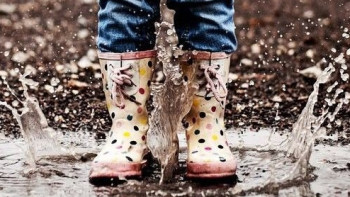 Фотография к новости: Дети купаются в лужах после дождя в Темиртау 