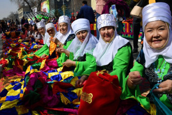 Фотография к новости: Самое длинное в мире одеяло шьют прямо на улице Алматы