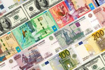 Фотография к новости: Курс доллара составил 379,45 тенге