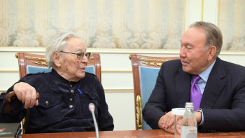 Фотография к новости: Президент Казахстана встретился с писателем Абдижамилом Нурпеисовым