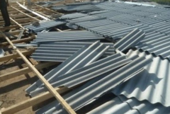 Фотография к новости: Сильный ветер вновь сорвал часть школьной крыши в Атырауской области