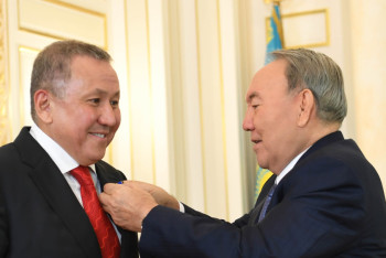 Фотография к новости: Президент наградил Смагулова орденом за заслуги перед государством