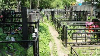 Фотография к новости: Неизвестные воровали могильные ограды с кладбища в Атырау 