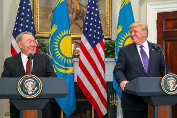 Фотография к новости: Трамп подарил Назарбаеву на память клюшку для гольфа 