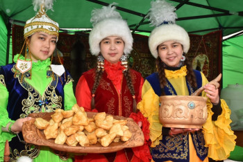 Фотография к новости: По десять тонн баурсаков и плова приготовили для актюбинцев на Наурыз