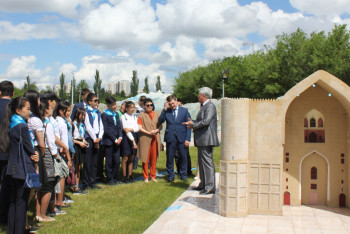 Фотография к новости: Столичным школьникам рассказали об истории Туркестана