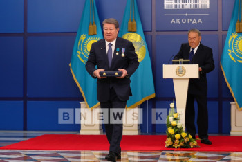 Фотография к новости: Назарбаев наградил Есимова за выдающиеся достижения 