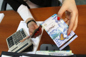 Фотография к новости: Около 80 тысячам районным госслужащим поднимут зарплату на 25%