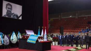 Фотография к новости: Когда Кунаев умер, было столько же людей: в Алматы прощаются с Денисом Теном