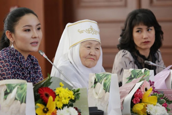 Фотография к новости: Ерлан Кошанов поздравил женщин с 8 Марта