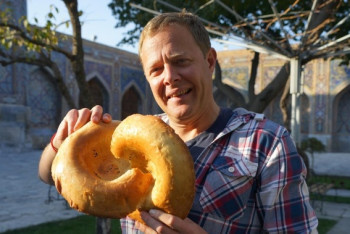 Фотография к новости: Ведущий программы НТВ Джон Уоррен станцевал в Бурабае қара жорға 