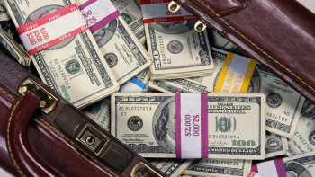 Фотография к новости: Найденные 111 тыс долларов в самолете Шымкента сдали в доход государству