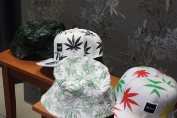 Фотография к новости: Панамы с изображением конопли изъяла полиция Актау 