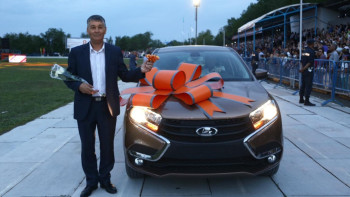 Фотография к новости: Шахтёрам и горнякам вручили ключи от новых квартир и машин в Актюбинской области