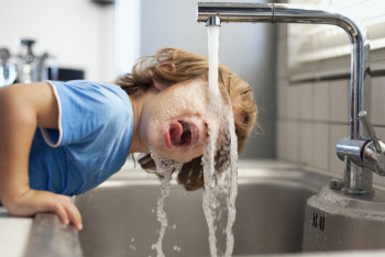 Фотография к новости: Карагандинцам запретили пить воду из-под крана после вспышки Боткина
