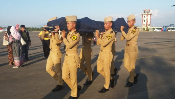 Фотография к новости: Авиадиспетчер погиб, спасая самолёт во время землетрясения в Индонезии