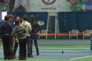 Фотография к новости: Воспитанники детского дома сыграли с Михаилом Кукушкиным в теннис