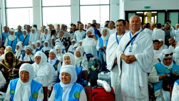 Фотография к новости: В единой форме одежды отправились казахстанские паломники на хадж 