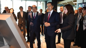 Фотография к новости: Сагинтаев ознакомился с работой центра Visit Almaty и планами по реконструкции жд вокзала