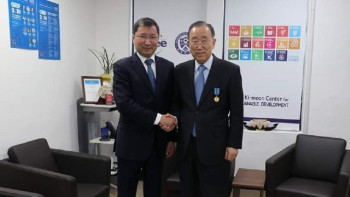 Фотография к новости: Пан Ги Муну вручили юбилейную медаль Казахстана 