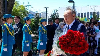 Фотография к новости: Президент возложил цветы к памятнику Маншук Маметовой в Астане