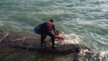 Фотография к новости: Троих мужчин унесло в море на пластмассовом поддоне в Актау