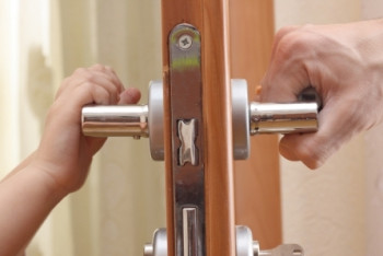 Фотография к новости: Запертых в квартирах малолетних детей спасли сотрудники ДЧС в Семее