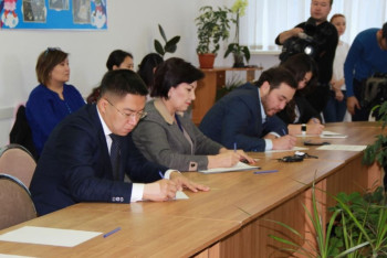 Фотография к новости: Чиновники Астаны написали сочинение о первом учителе 