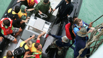 Фотография к новости: Десятки тысяч туристов уезжают из Таиланда из-за надвигающегося шторма 