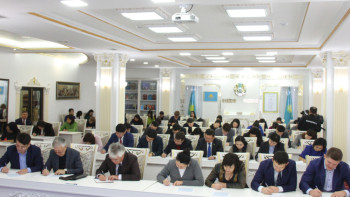 Фотография к новости: Порядка двух миллионов казахстанцев написали диктант на латинице