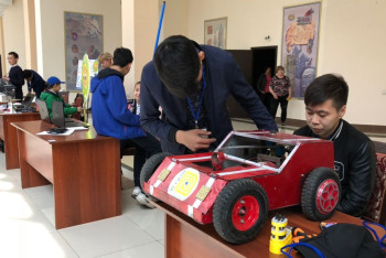 Фотография к новости: Более 200 изобретений презентовали юные алматинцы на турнире по робототехнике   