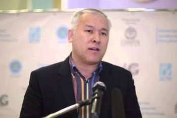 Фотография к новости: О первой переведенной на латиницу книге высказался Мурат Абенов