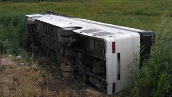 Фотография к новости: Две женщины и ребёнок пострадали в перевернувшемся автобусе в Алматинской области