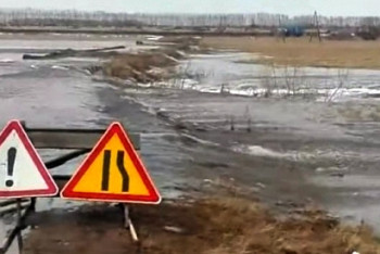 Фотография к новости: Талые воды размыли трассу под Астаной