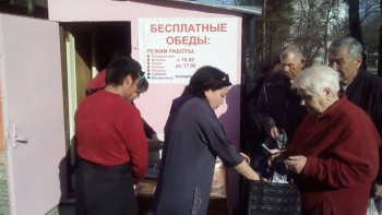 Фотография к новости: Жительница Алматы ежедневно бесплатно кормит сотни пожилых людей 