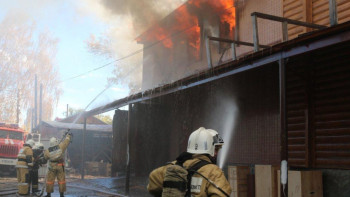 Фотография к новости: В ВКО горел Дом-музей дерева 
