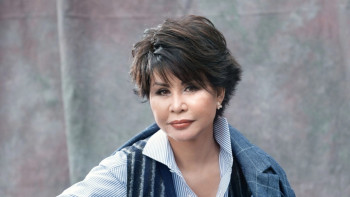 Фотография к новости: Я не увлекаюсь этим делом – Роза Рымбаева о пластических операциях